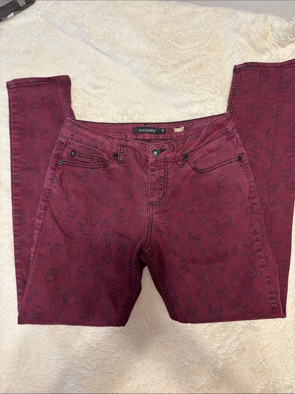 BLACKHEART Sz 9 Women's Burgundy Skinny Jeans with Skull Print